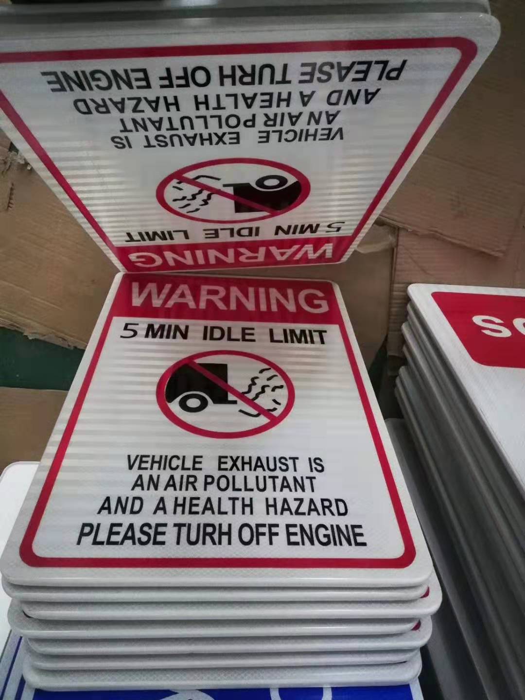 道路放光標(biāo)志牌生產(chǎn)廠家圖片