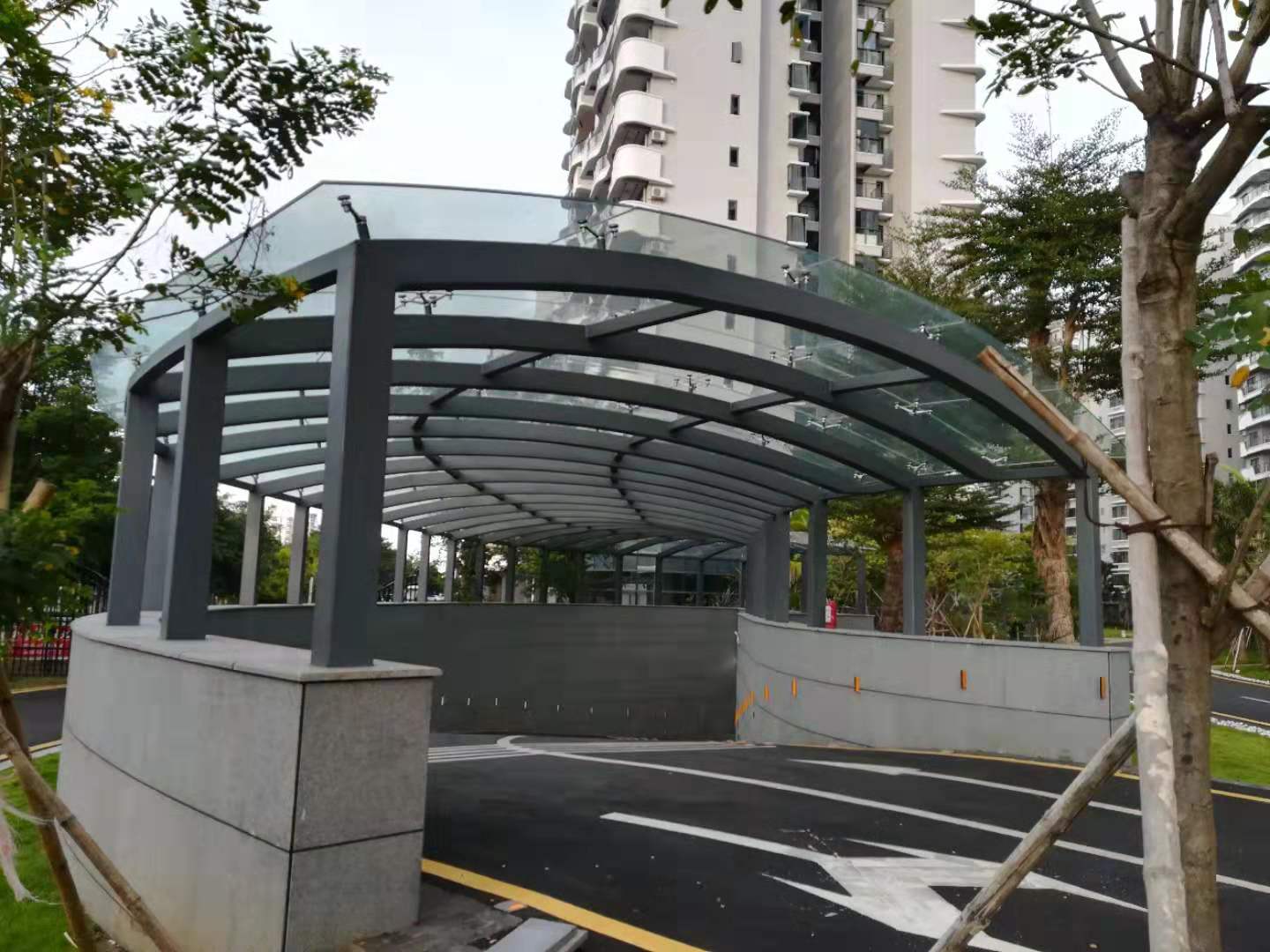 鋼結(jié)構(gòu)地下車庫出入口雨棚電話圖片