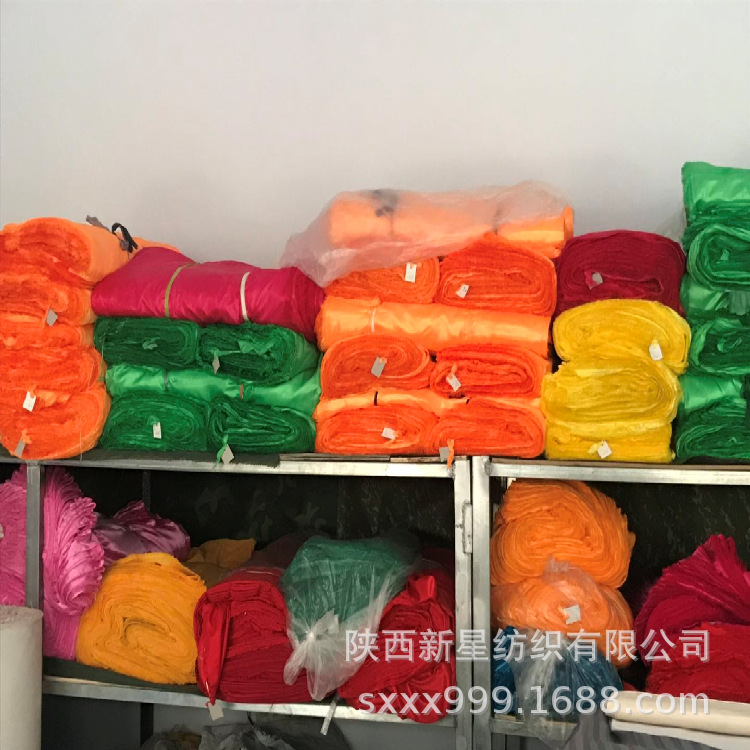 特價(jià)批發(fā)彩旗綢紅布150cm大紅綢彩旗布料剪彩大紅花綢黃 綠藍(lán)  廠家直銷大紅綢彩旗布料