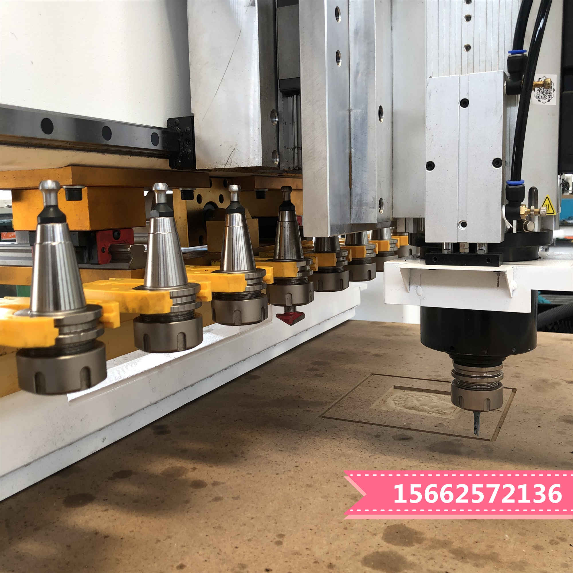 自動(dòng)換刀加工中心，數(shù)控木工開(kāi)料機(jī)圖片