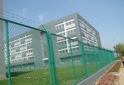 折彎鐵絲圍欄網(wǎng)  深圳帶折彎圍欄網(wǎng)，專注場地護欄網(wǎng)多年 場地護欄網(wǎng)廠家