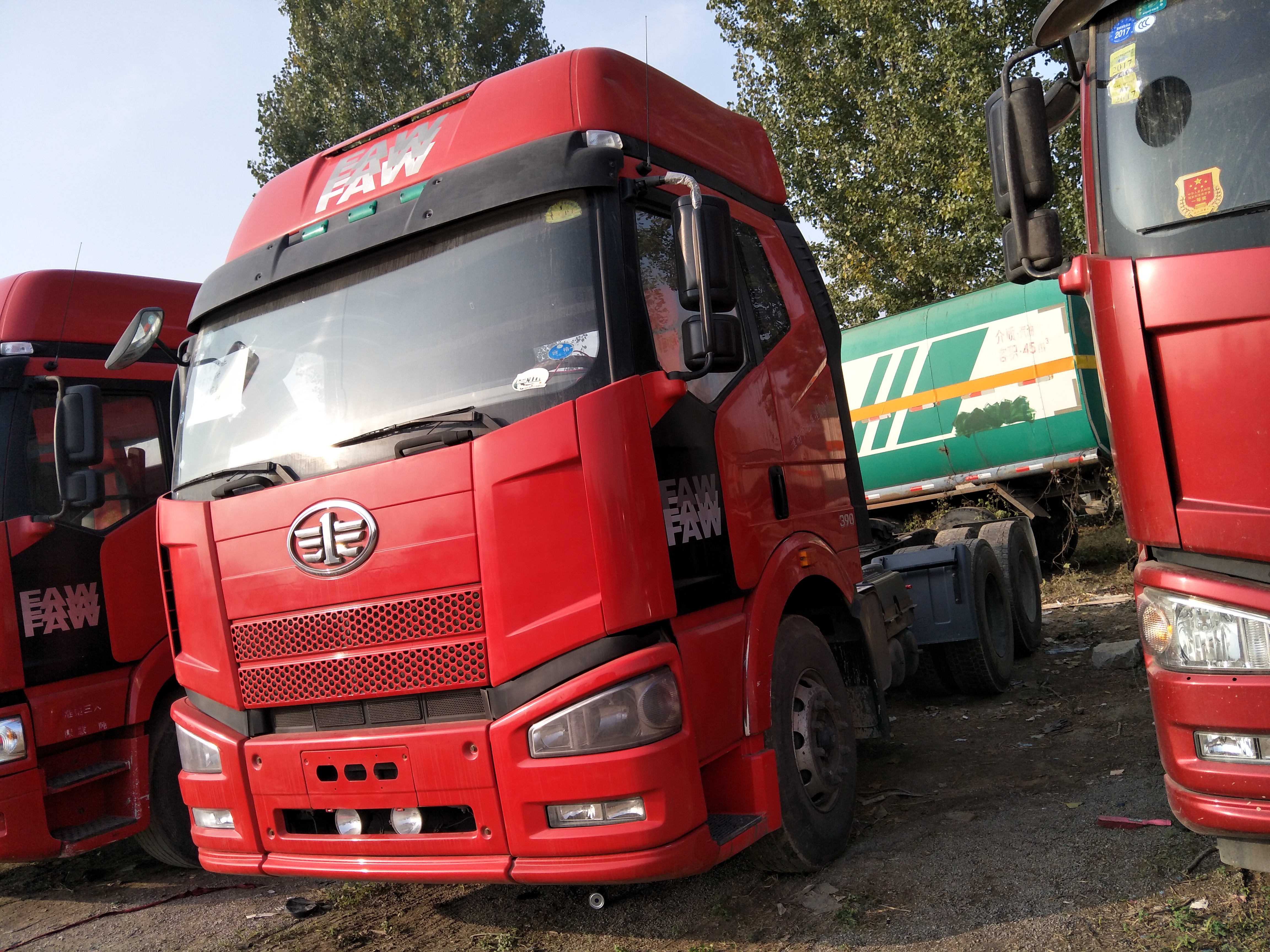 二手解放J6牽引車雙驅(qū)375馬力手續(xù)齊全