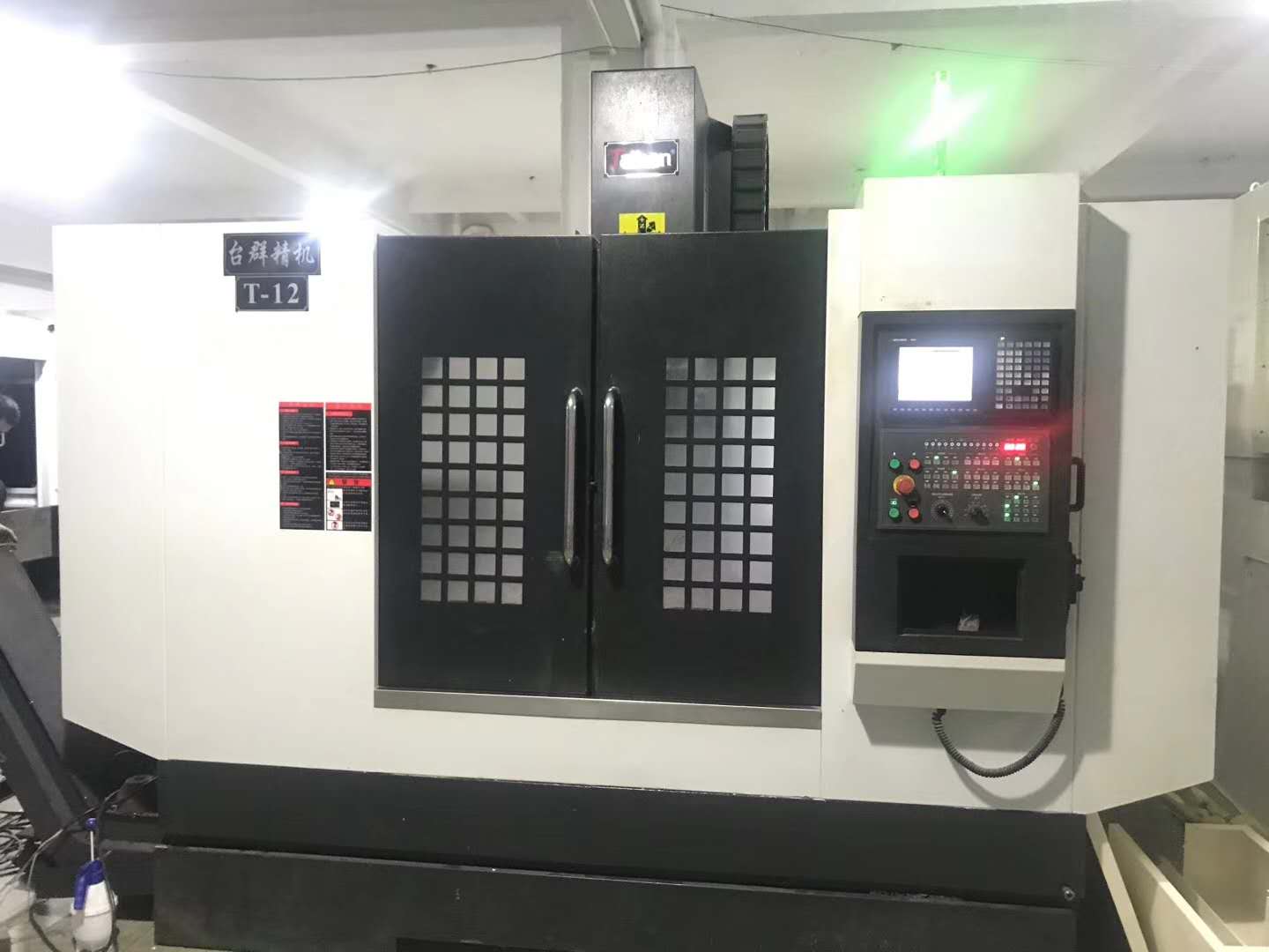 台群1270，三轴硬轨加工中心，bt50主轴，功率18.5kw，带主轴油冷机，带排屑，齿轮头，三菱m70系统.图片