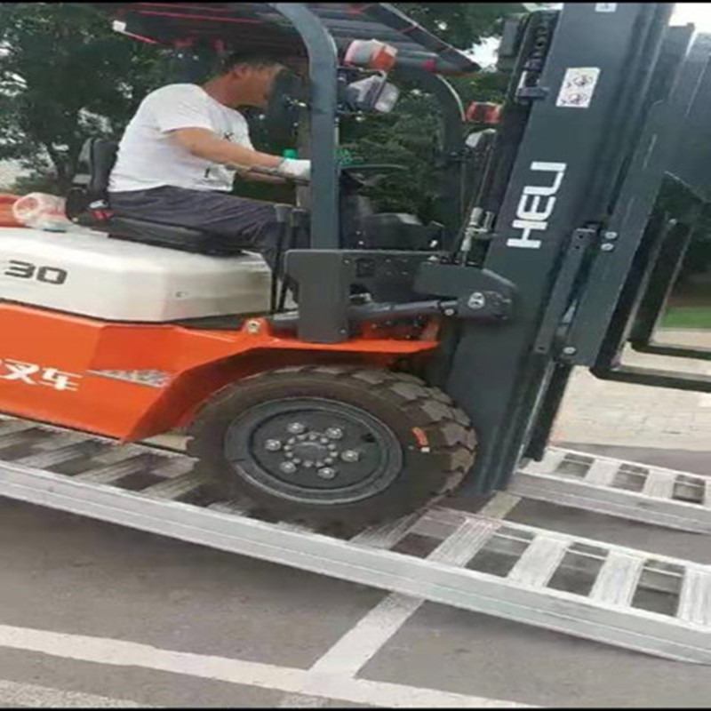 久達(dá)大象牌4.2米輪履式機(jī)械用強(qiáng)度叉車鋁爬梯