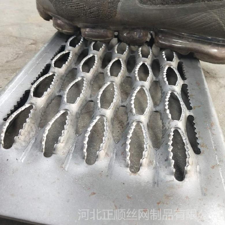 不銹鋼齒形沖孔板圖片