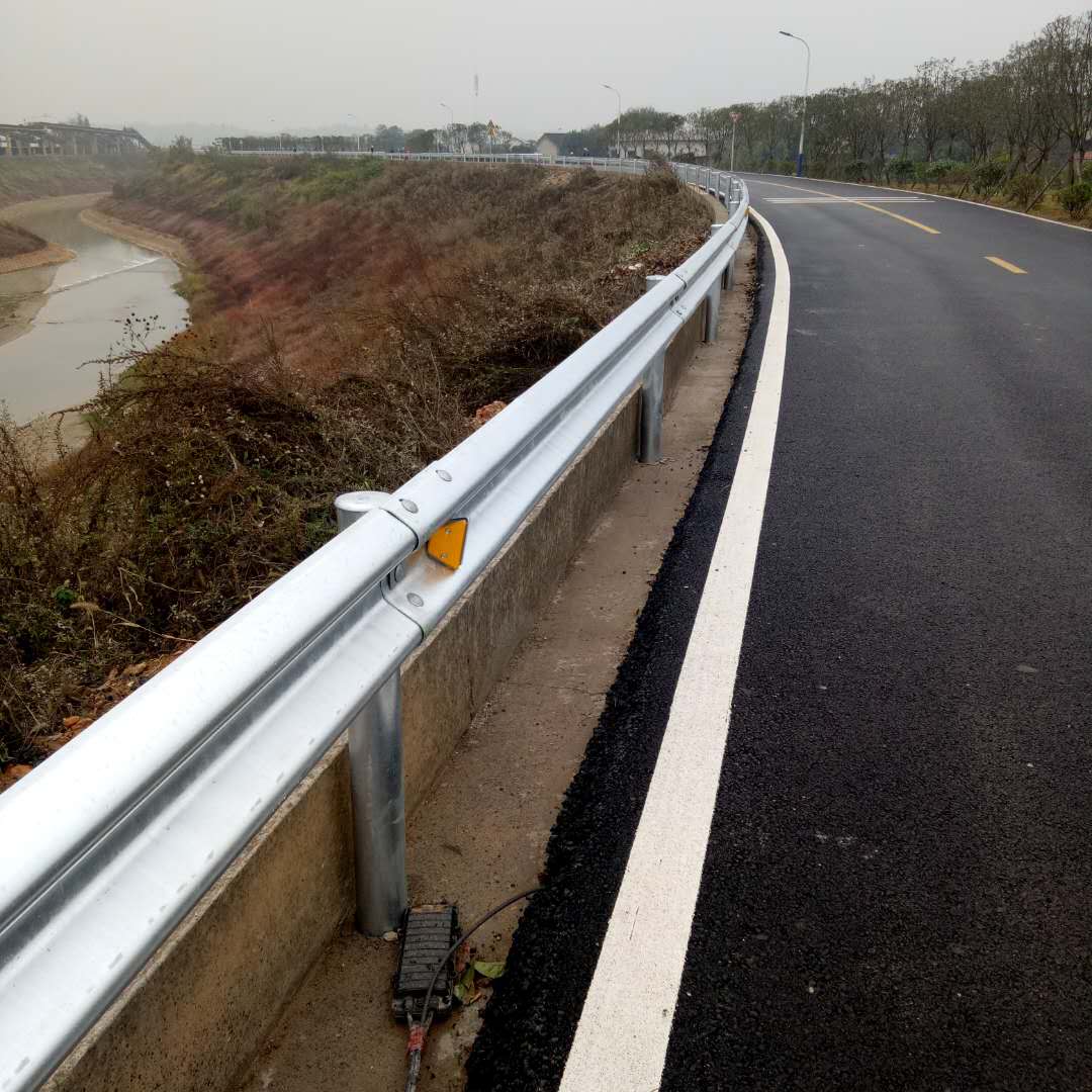 高速公路波形护栏板安全设施乡村道路防撞钢板护栏图片