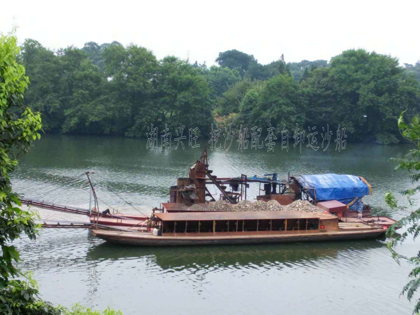 湖南河道淘金船自帶工作平臺、采礦設(shè)備、篩洗設(shè)備、選礦設(shè)備、發(fā)電機組、減速機等，自動化程度高節(jié)能省力一次性生產(chǎn)出合格產(chǎn)品