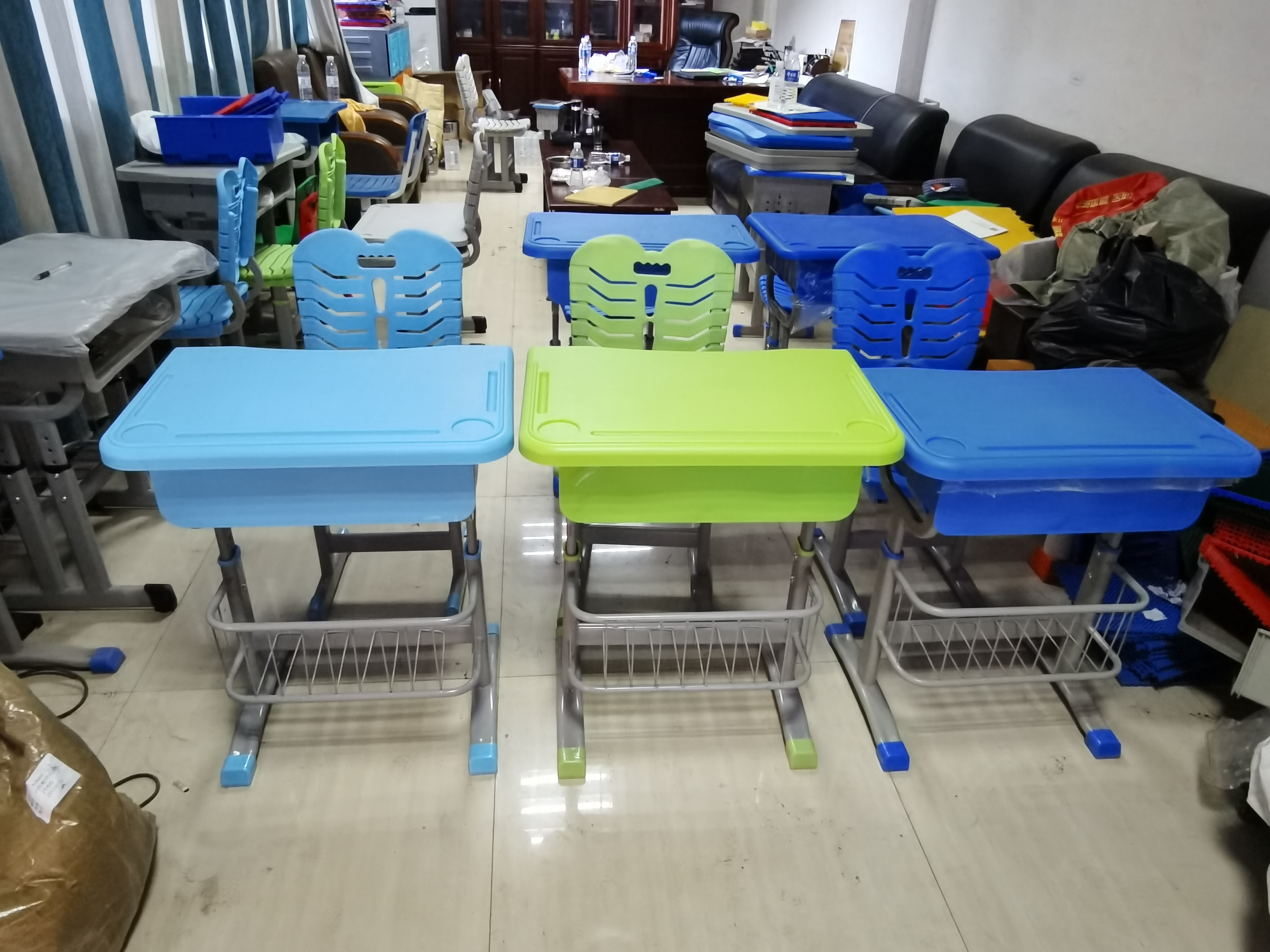鄭州廠家直銷簡(jiǎn)約升降幼兒園課桌椅兒童靠背椅培訓(xùn)課桌椅