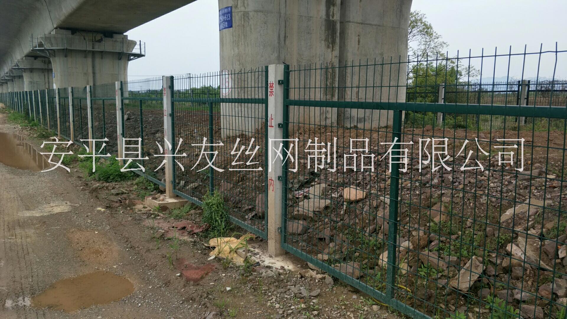 铁路护栏网 铁路防护栅栏兴友供应铁路护栏网 铁路防护栅栏 支持定制