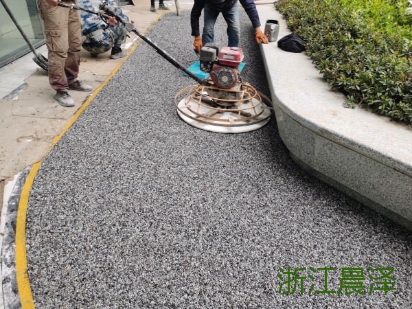 宁波透水胶粘石地坪现场施工图图片