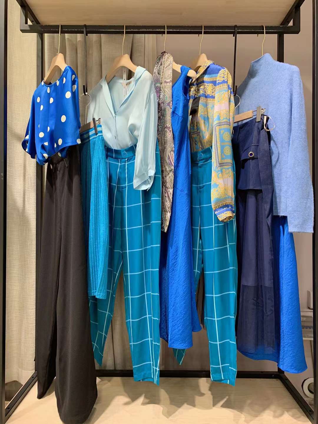 設(shè)計師品牌紐方春夏品牌折扣女裝實(shí)體店貨源批發(fā)