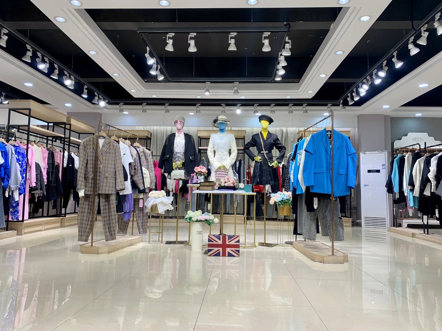精 品女裝馬克華菲2022春國(guó)內(nèi)一二線品牌女裝折扣尾貨批發(fā)