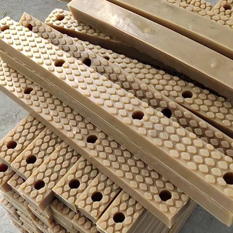 抱磚機(jī)耐磨膠塊哪里有  抱磚機(jī)耐磨膠塊多少錢