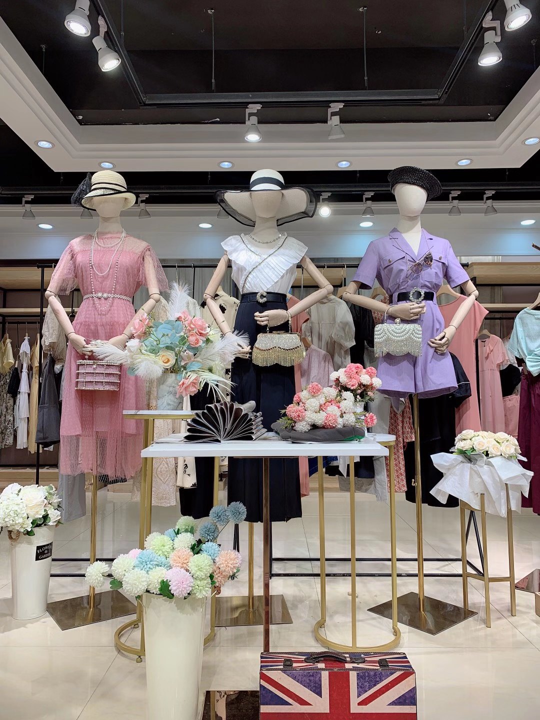 知 名女裝華丹妮2022春一 線品牌女裝尾貨批發(fā)供應(yīng)商
