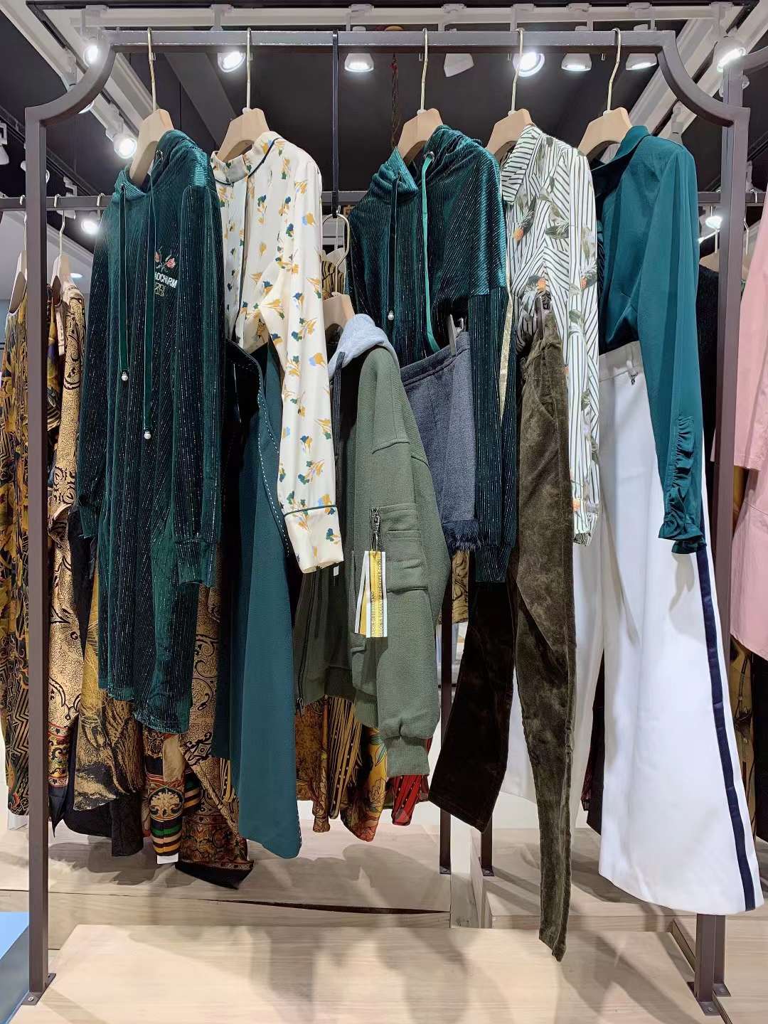 【婭莉達(dá)】2022秋哥弟阿瑪施同風(fēng)格品牌女裝實(shí)體店貨源走份批發(fā)都是剪標(biāo)的嗎