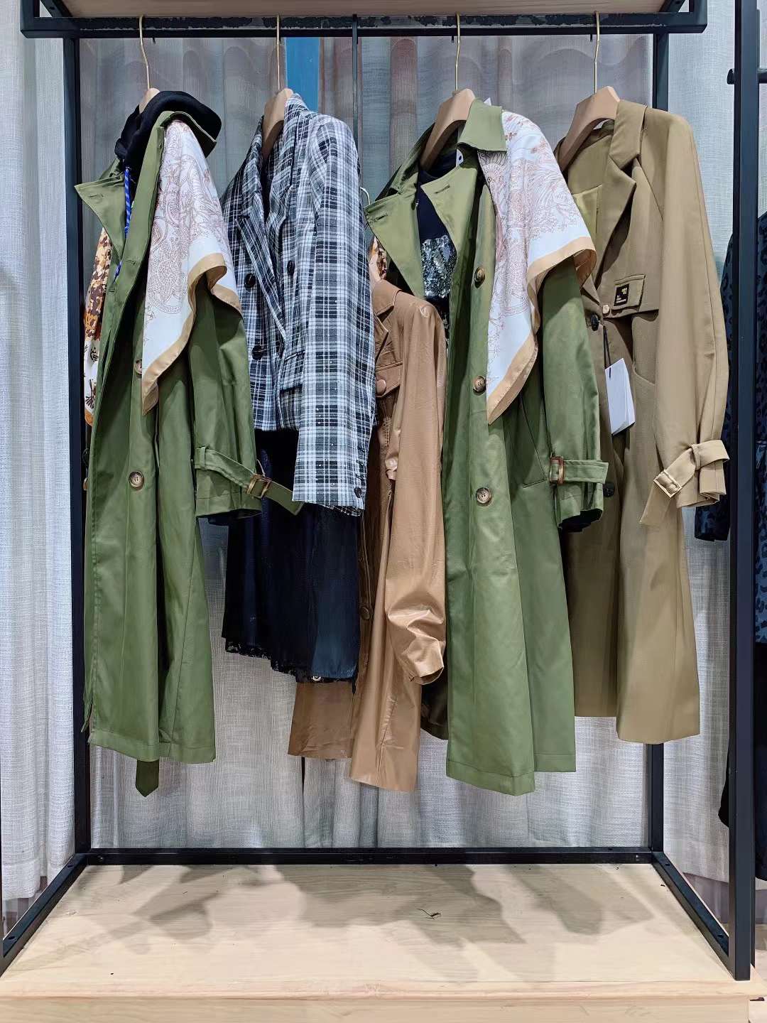 潮牌原創(chuàng)設(shè)計(jì)師廠家一手女裝折扣貨源走份批發(fā) 廣州石井布梵品牌女裝批發(fā)供應(yīng)基地