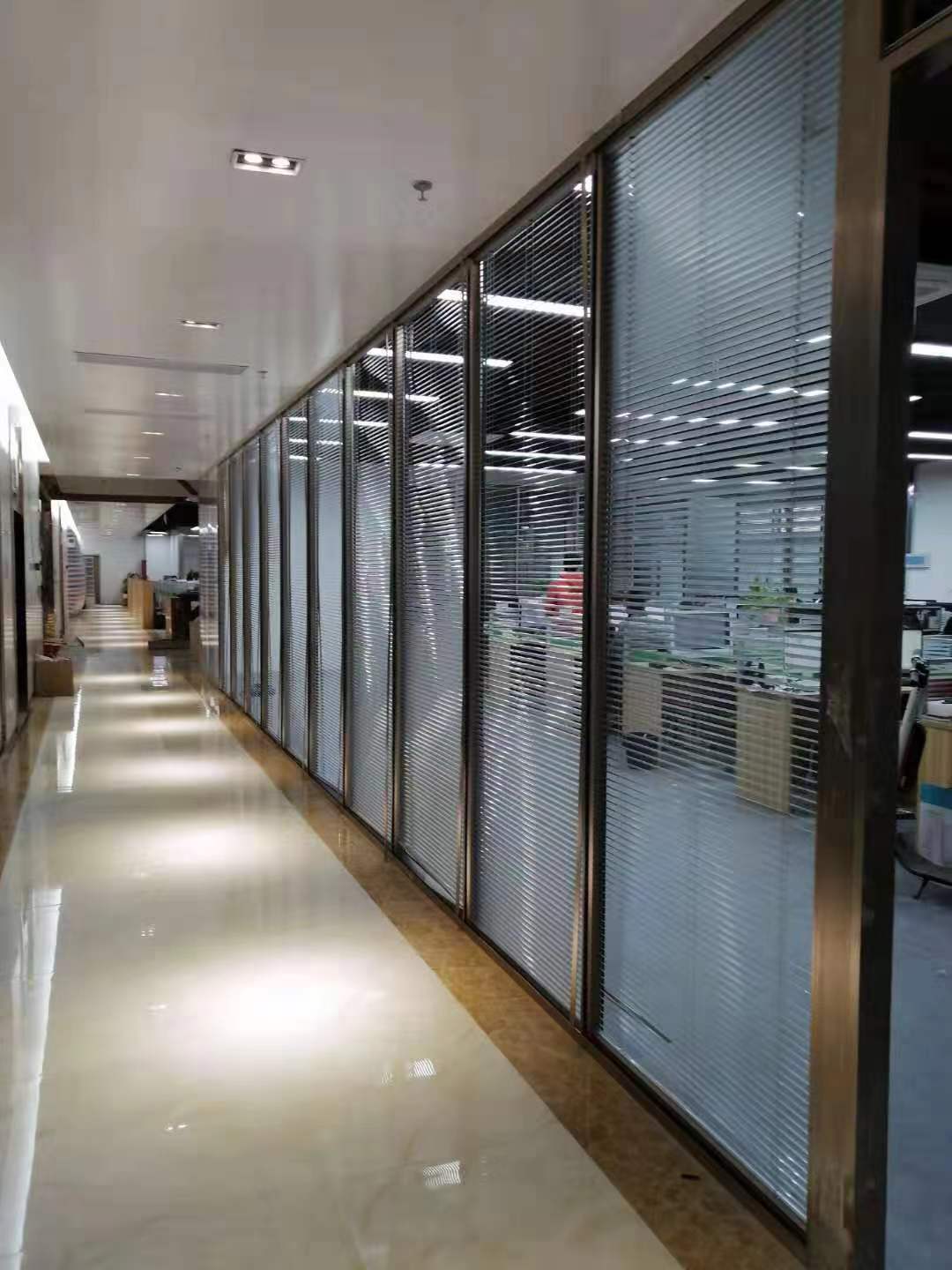 江門辦公室玻璃隔斷訂制，辦公室玻璃隔斷報價單，辦公室玻璃隔斷設計公司