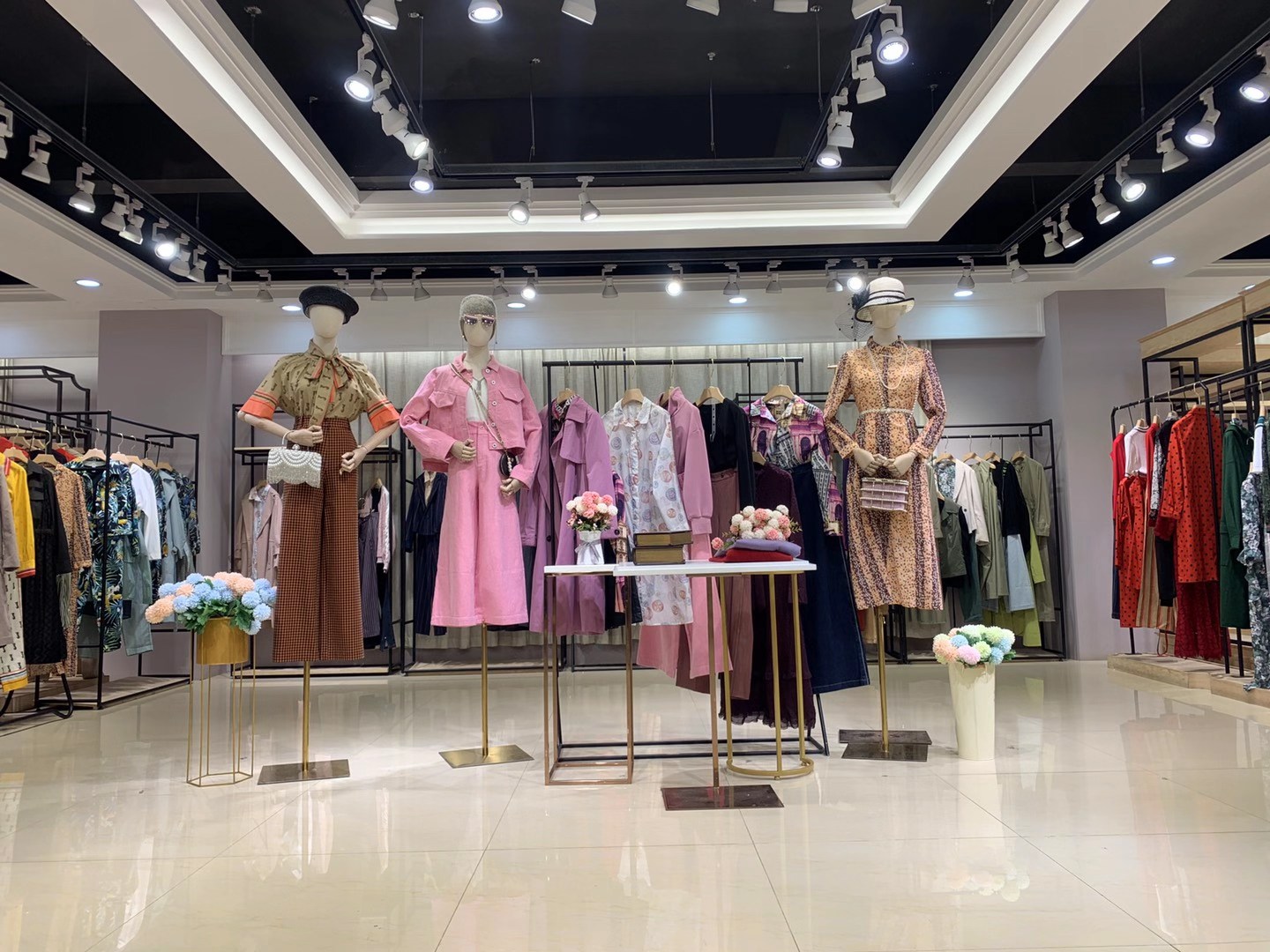 嘉貝逸飛2022精 品品牌折扣女裝尾貨一手貨源清倉批發(fā)