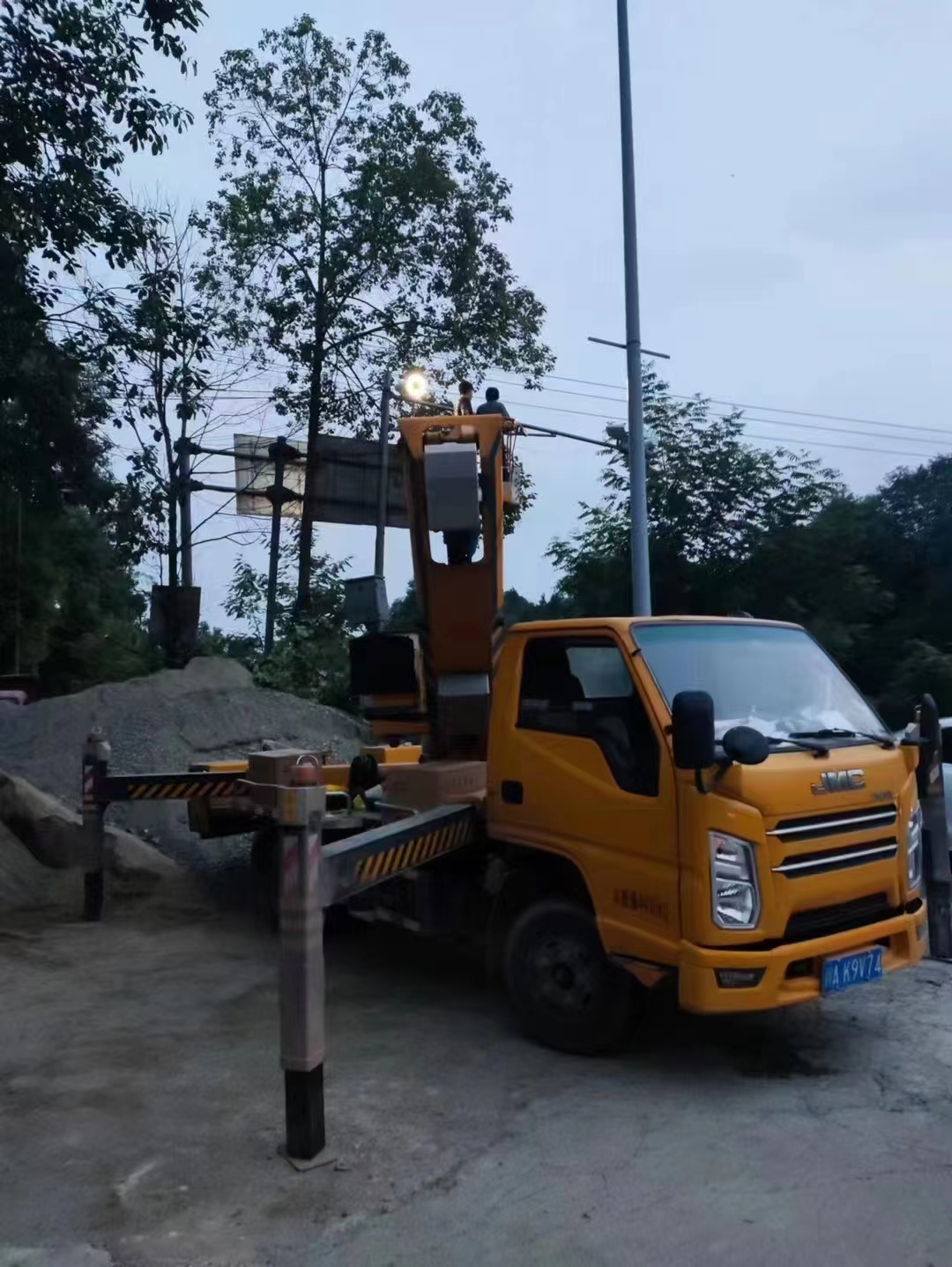 成都高空載人作業(yè)車出租橋梁檢測/隧道檢測用成航高空作業(yè)車圖片