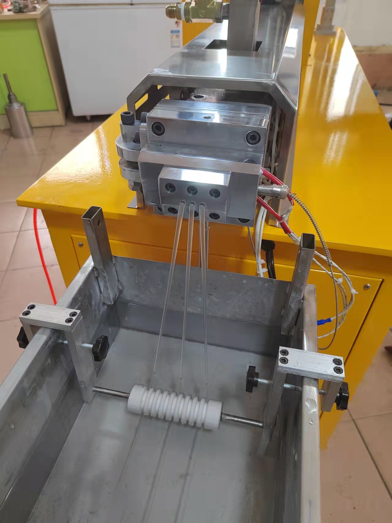 雙螺桿擠出造粒機(jī)組圖片/雙螺桿擠出造粒機(jī)組樣板圖 (3)