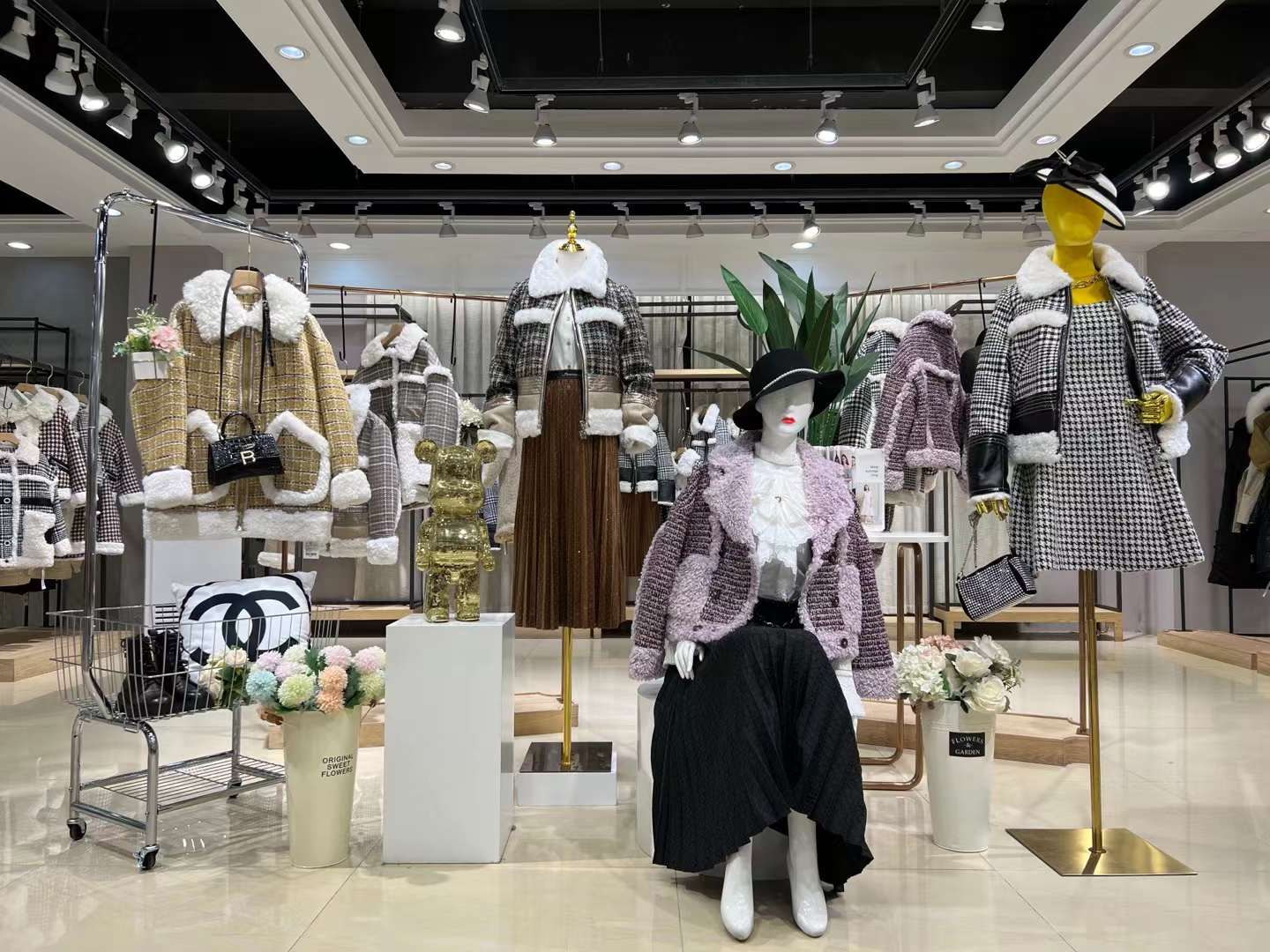 品牌折扣女裝 香影外套2022冬 國際品牌女裝尾貨有哪些批發(fā)貨源渠道？