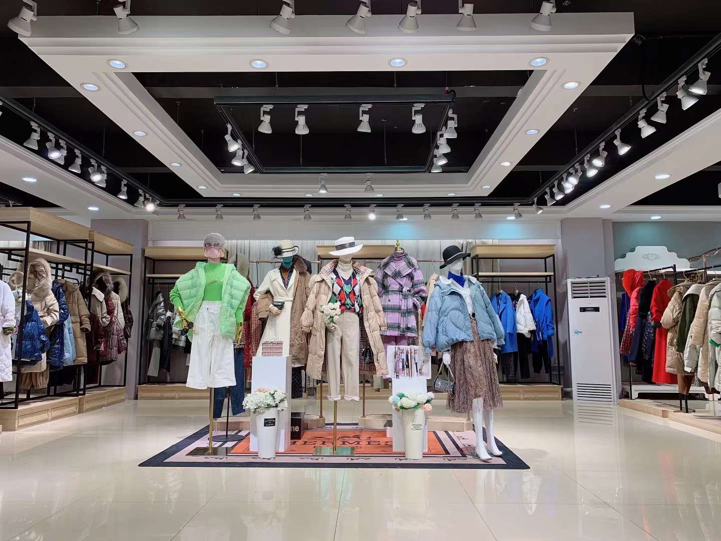 品牌折扣女裝尾貨雜款一手貨源批發(fā)供應(yīng)鏈 蒂言2022冬