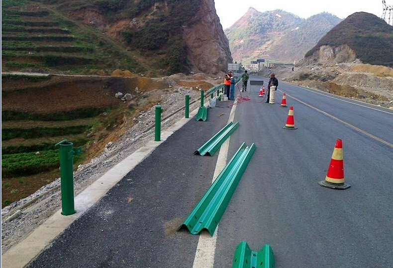 江蘇省道公路波形護(hù)欄板圖片