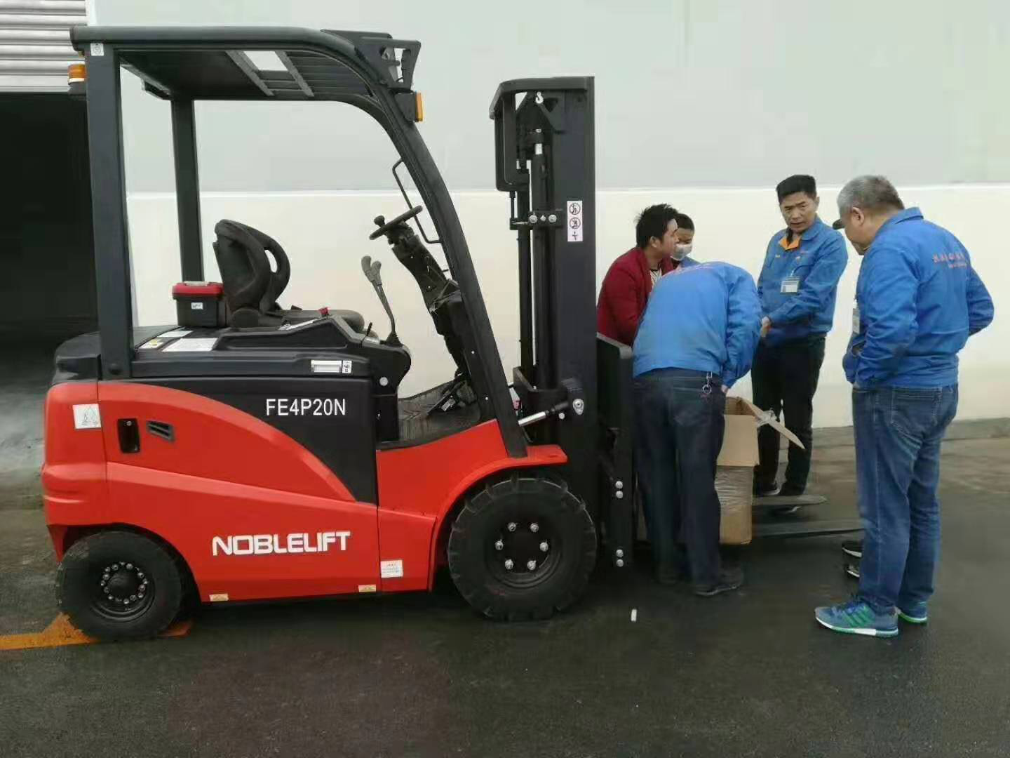 座駕式電動(dòng)叉車 貨物裝車設(shè)備搬運(yùn)堆高