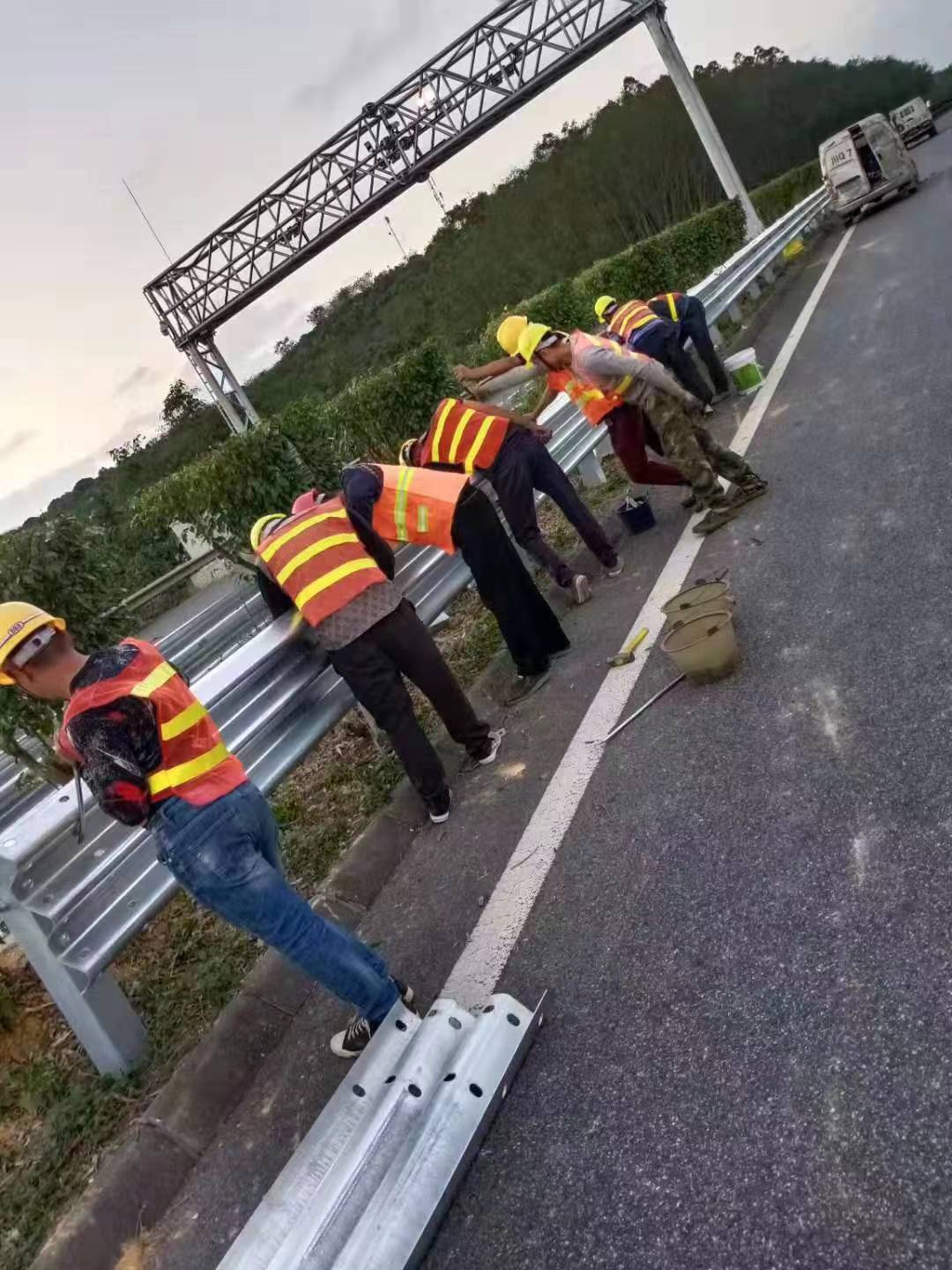 高速公路护栏安装高速公路护栏安装厂家施工现场、高速公路护栏价格 推荐北方交通设施