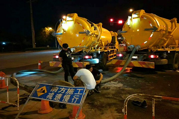 常熟管道疏通公司专业疏通下水道  高压清洗管道 清理化粪池图片