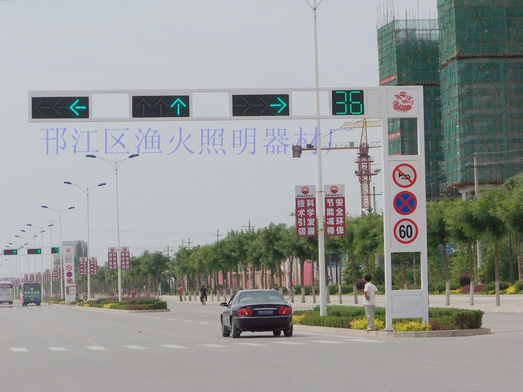 供應(yīng)上?？蚣苁浇煌ㄐ盘?hào)燈桿，江蘇交通信號(hào)燈桿廠家直接發(fā)貨，各類交通信號(hào)燈桿成本出售