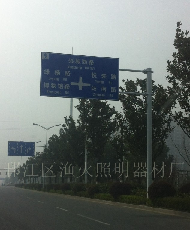 南京懸臂式交通標(biāo)志桿生產(chǎn)供應(yīng)廠家定制各類道路標(biāo)志桿、2F指路牌桿