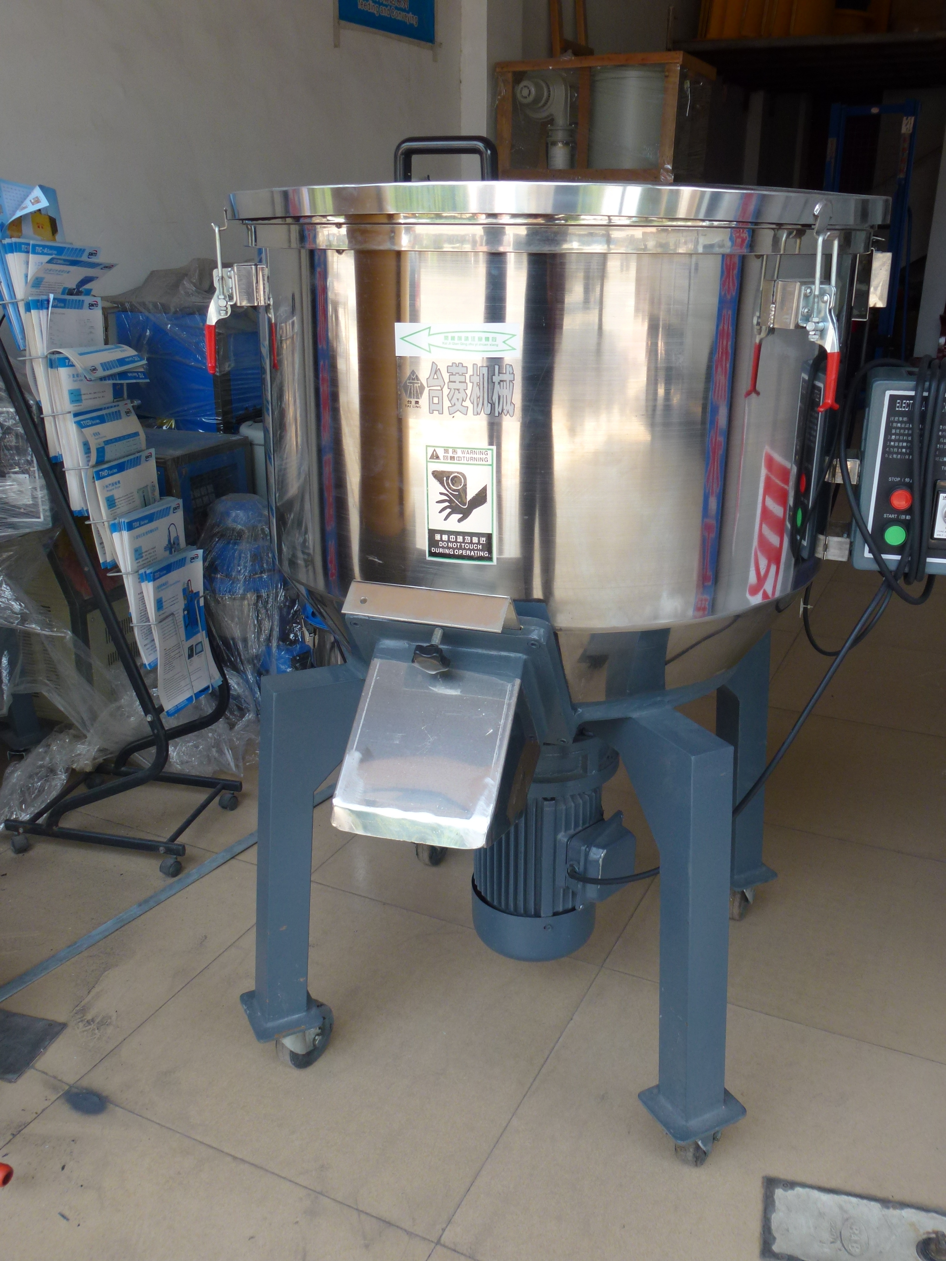 佛山大型臥式攪拌料機(jī)-滾桶式混色機(jī)-干燥混色機(jī)