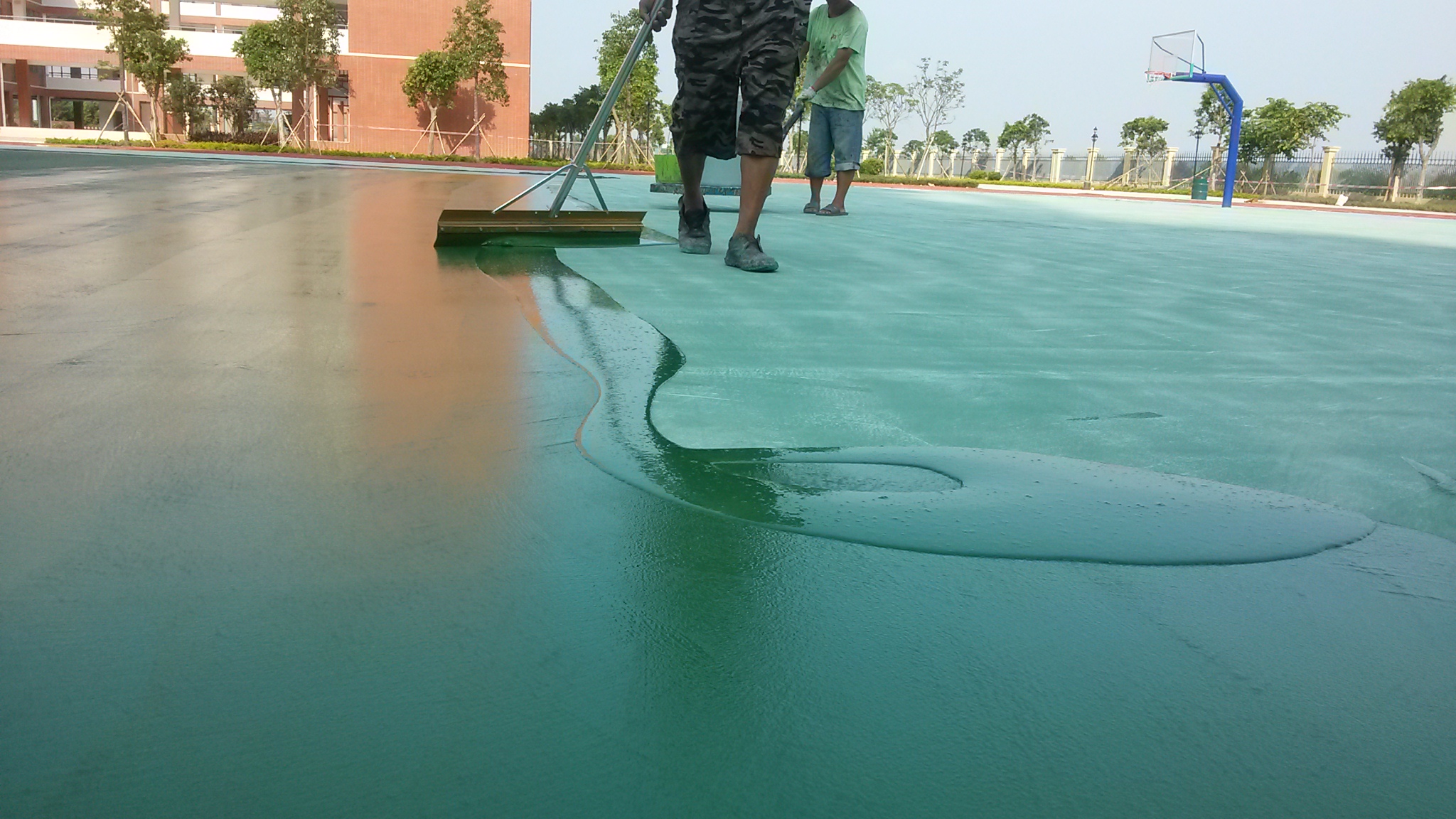 供應籃球場施工，惠州塑膠球場地面工程，欣宇體育專注體育場地施工10年，經(jīng)驗豐富！