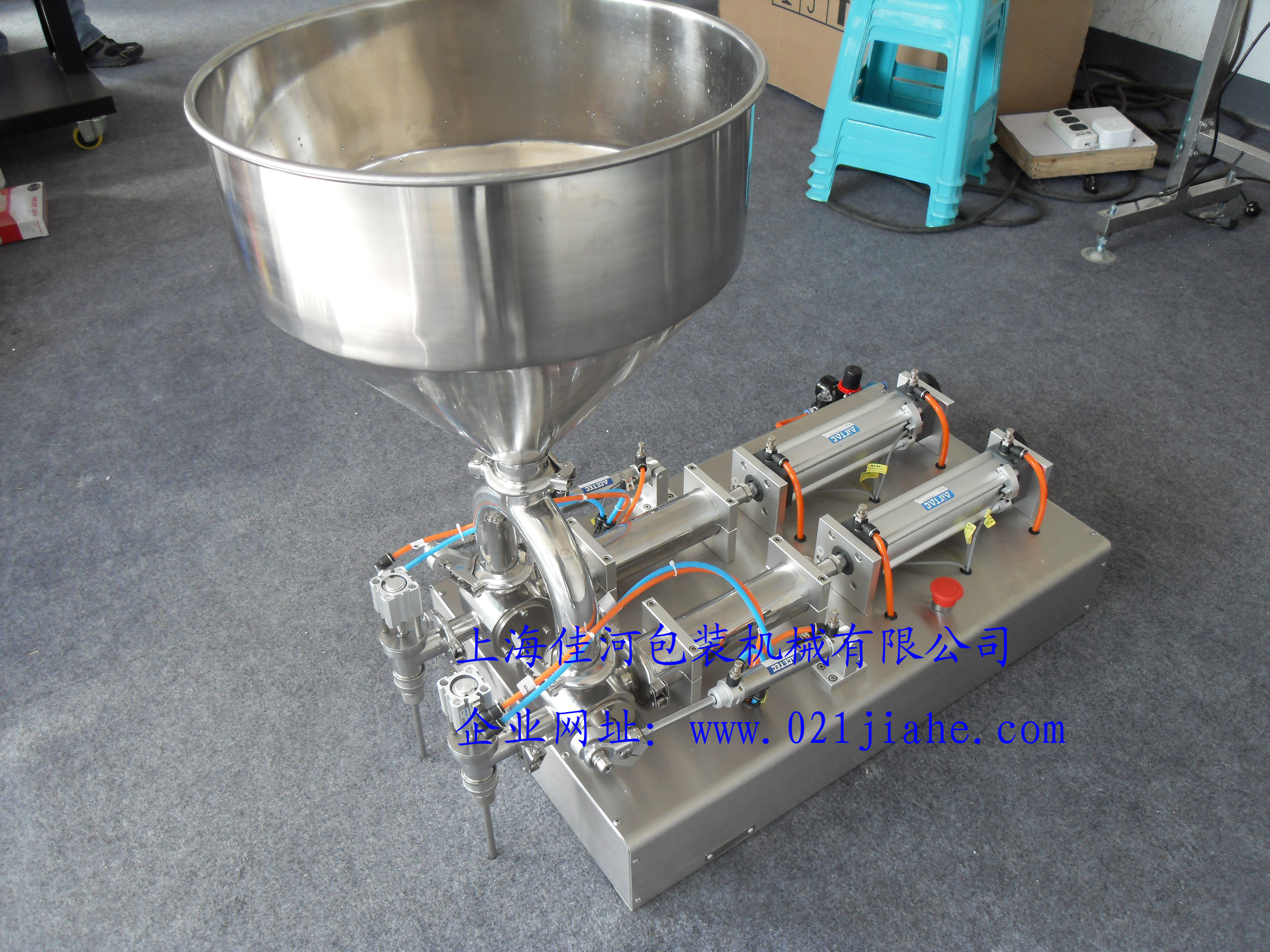 半自動(dòng)膏液定量灌裝機(jī)廠家直銷50克半自動(dòng)臥式膏液灌裝機(jī)