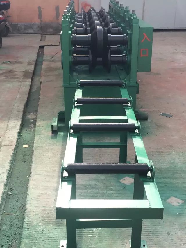 供應(yīng)  波形護欄板矯正機、南京港路交通設(shè)施設(shè)備有限公司。