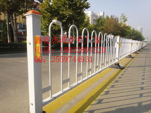 供應(yīng)山東市政護欄廠家靜電噴涂技術(shù)與反光條安裝融合改進
