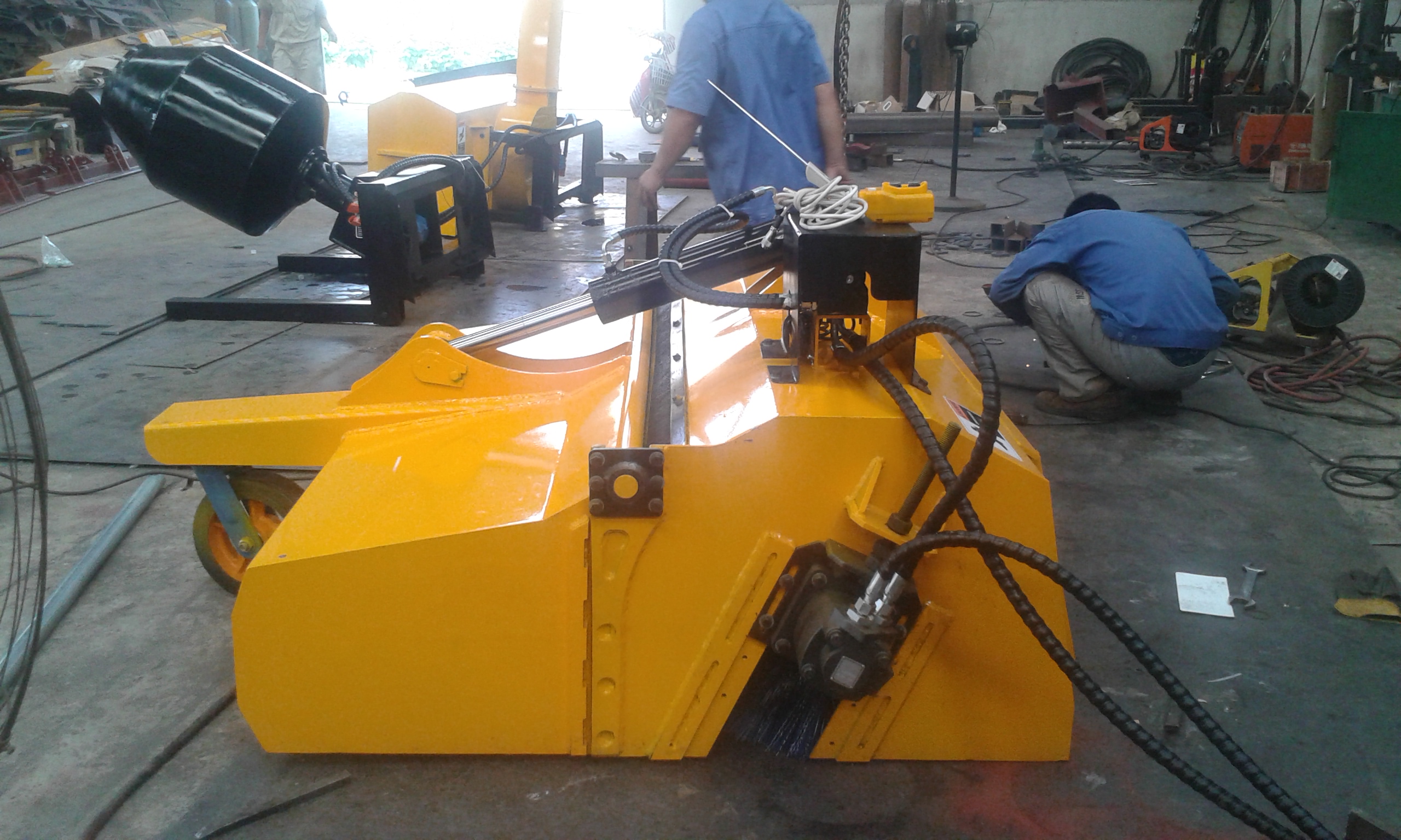 供應(yīng)滑移裝載機(jī)配前進(jìn)式清掃器，前置清掃器配滑移機(jī)