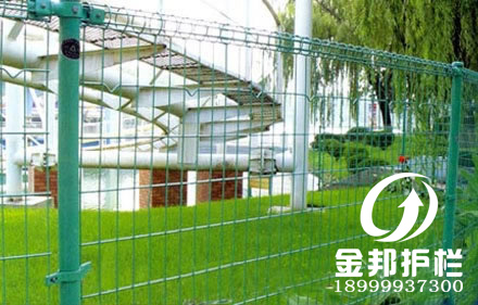 專業(yè)生產(chǎn)綠色環(huán)保雙圈護欄網(wǎng)生產(chǎn)廠家，價格*