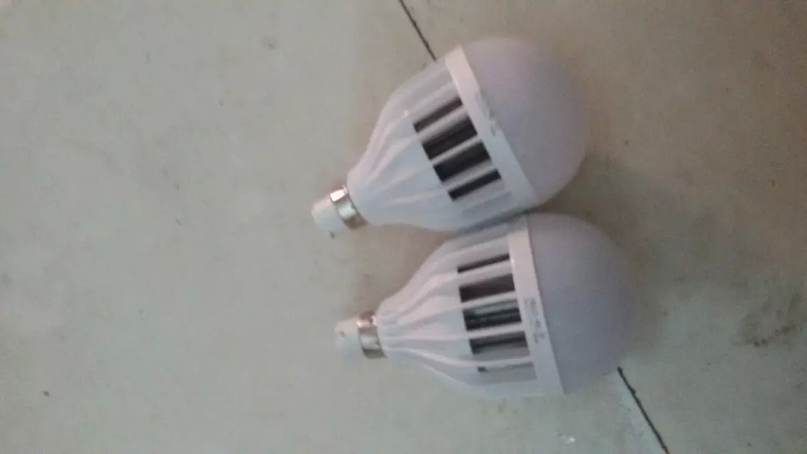 ，供應18瓦LDE燈泡，白色光源，38顆燈珠，內涵散熱邊，屬于壽命時間長，節(jié)能省電，環(huán)保，保護視力，使用，地攤，照明，