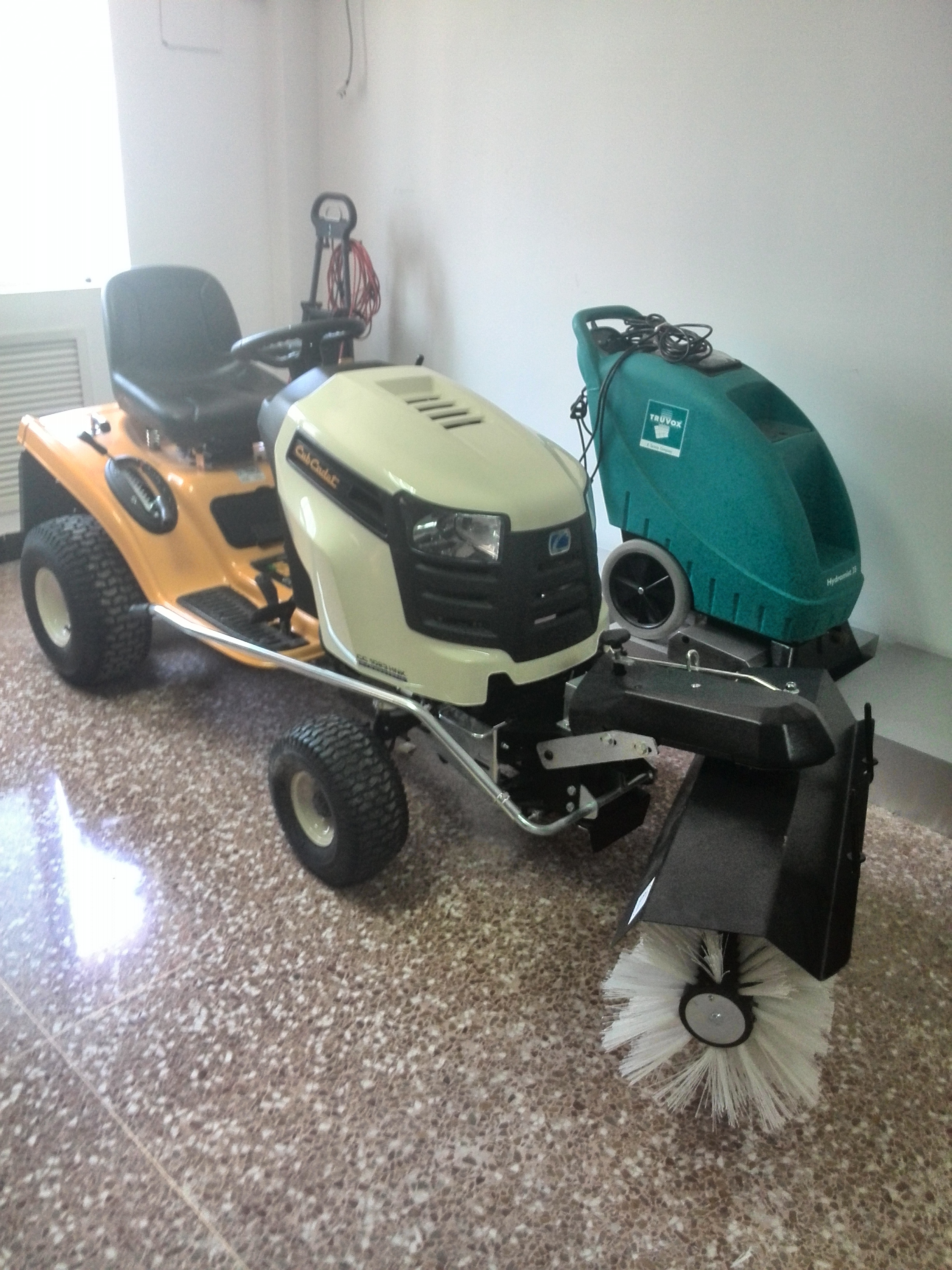 供應(yīng)進(jìn)口駕駛式鏟雪機(jī)，駕駛式鏟雪車，駕駛式推車，駕駛式掃雪車，多功能除雪車