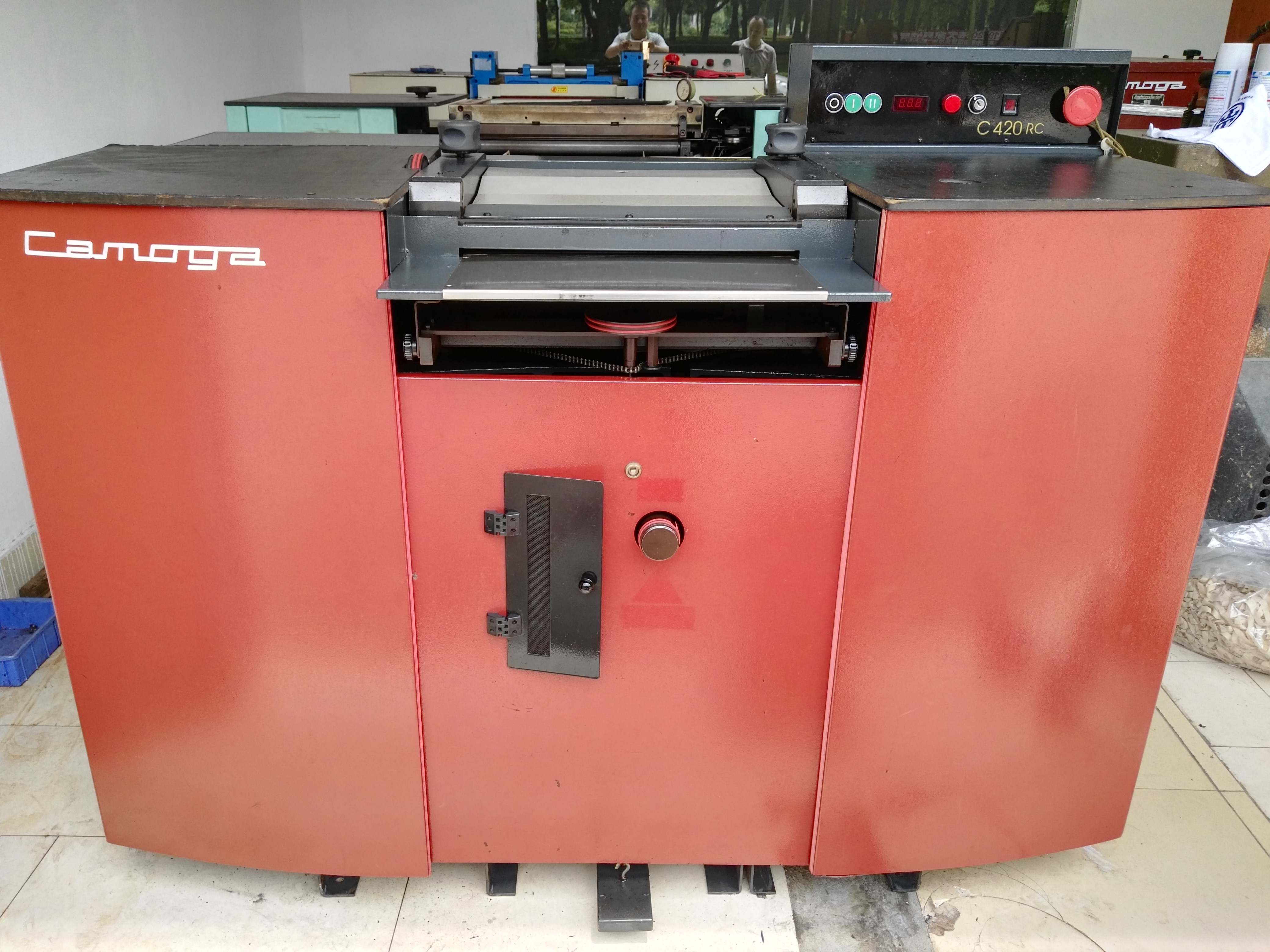 供應(yīng)二手S520片皮機(jī)。深圳片皮機(jī)