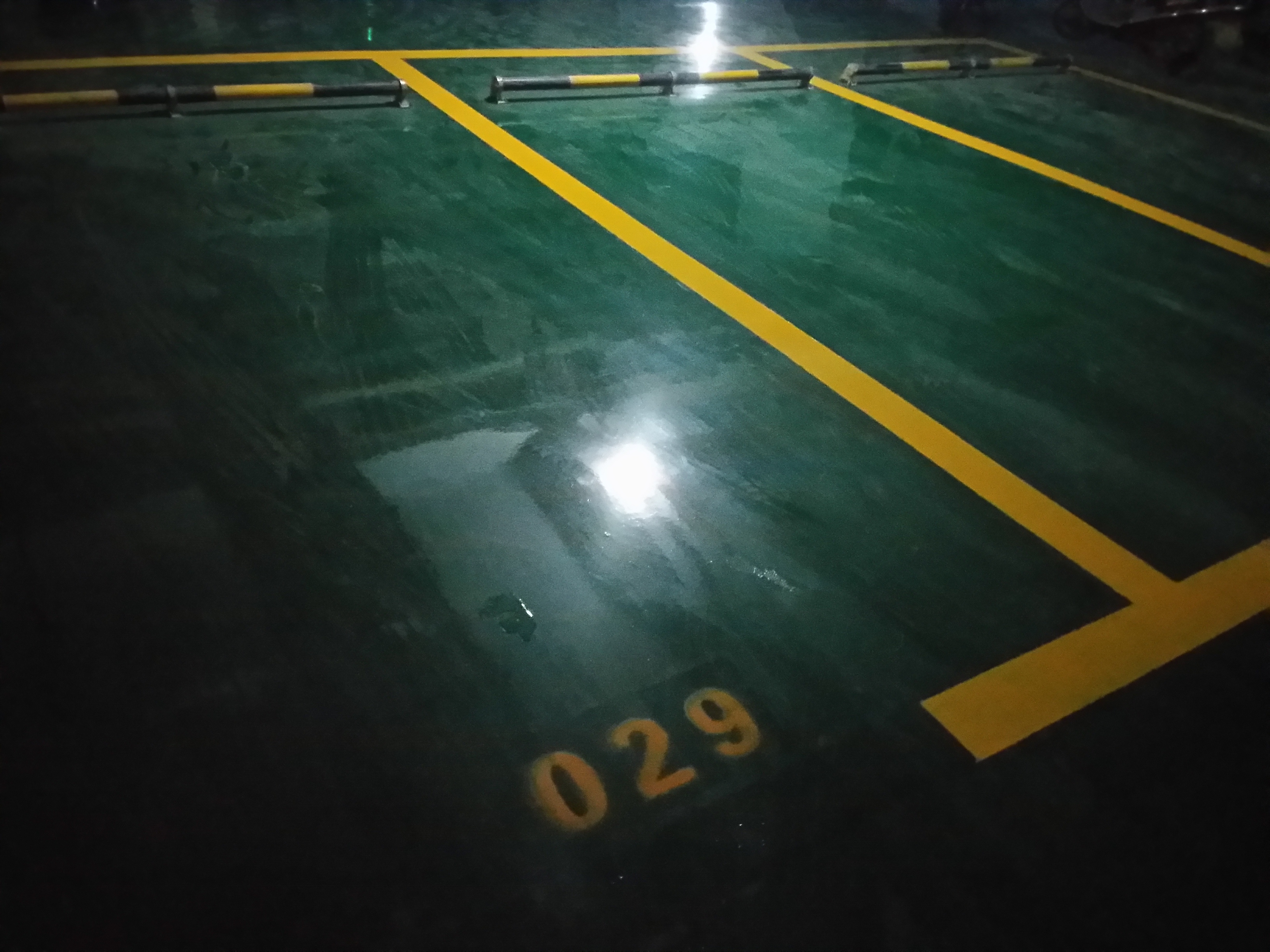 供應(yīng)用于地下停車場|工業(yè)廠房|辦公室|倉庫|超市|電子廠的汕頭環(huán)氧地坪樹脂地坪漆無接縫施工|華南地區(qū)環(huán)氧地平施工總包公司