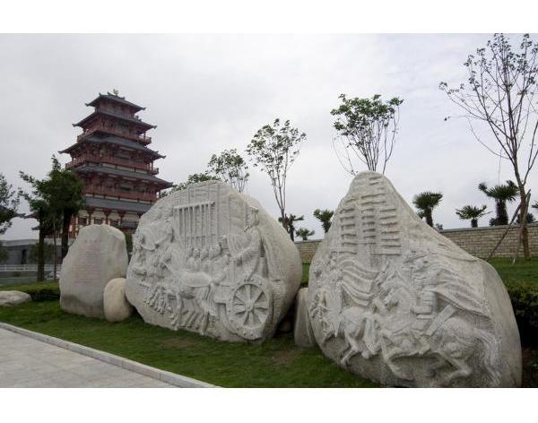 供應(yīng)專業(yè)打造品牌假山雕塑，*最*的石雕假山報(bào)價(jià)