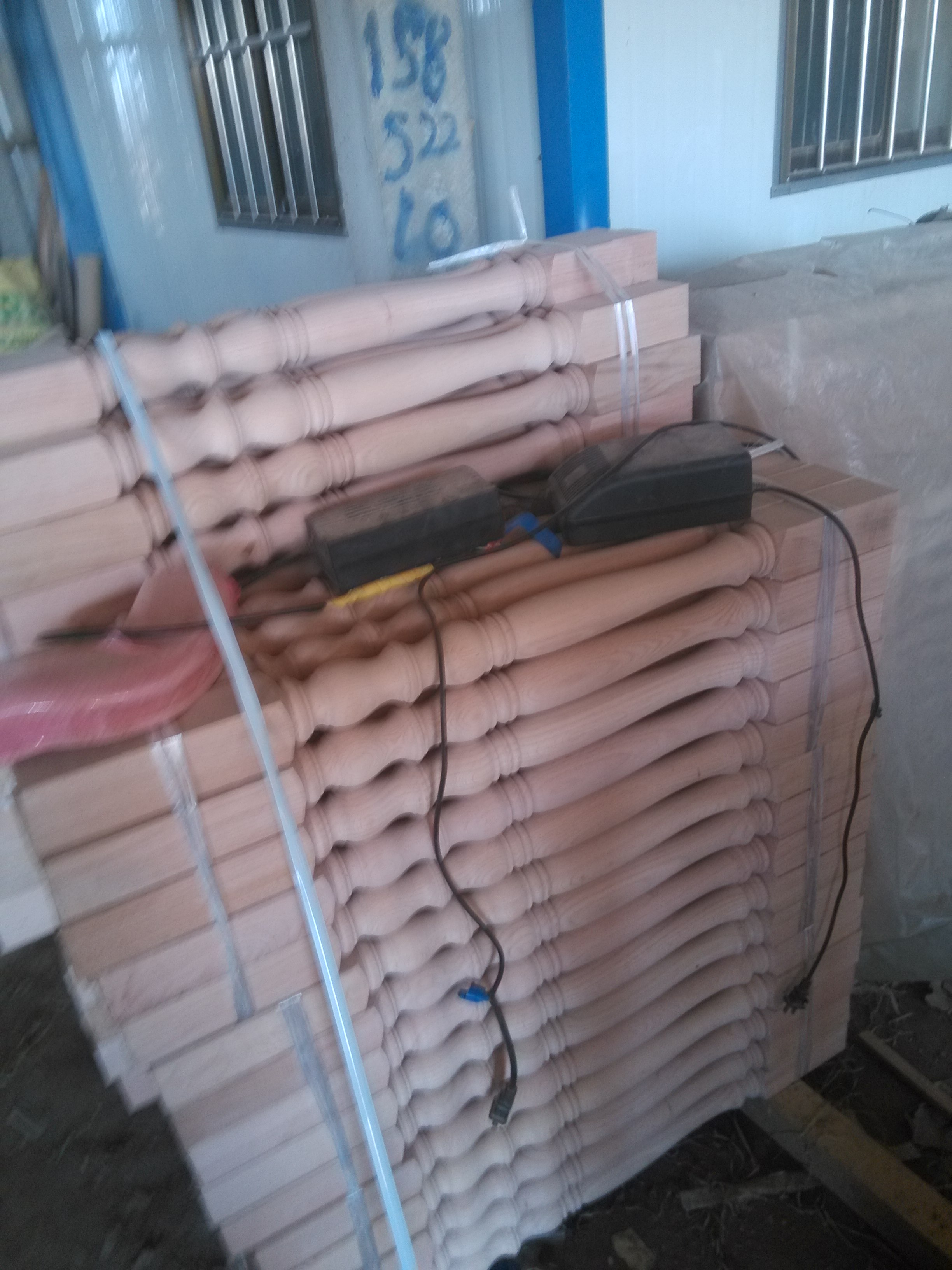 供應(yīng)用于樓梯的實(shí)木樓梯立柱扶手