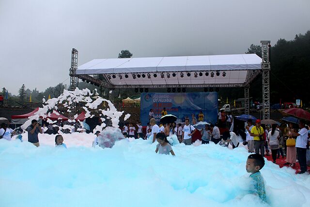 供應(yīng)歡樂派對(duì)泡沫機(jī)彩色跑活動(dòng)泡沫機(jī)掛式泡沫機(jī)