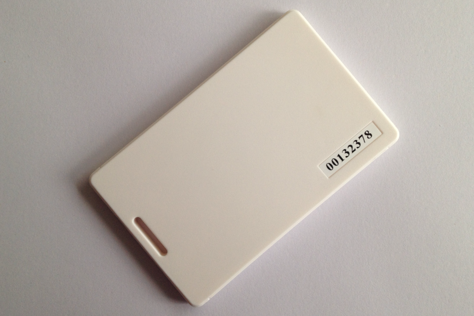 供應(yīng)2.4G簡易型電子標(biāo)簽、2.4G學(xué)生卡、2.4G有源老人卡、2.4G高頻電子標(biāo)簽