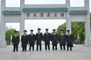 武漢學(xué)士服出租-舟濟(jì)文化