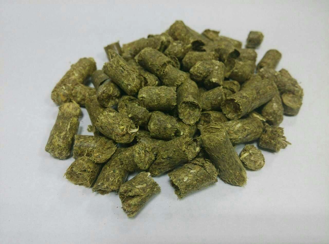 廠家批發(fā)東北優(yōu)質(zhì)羊草顆粒羊牛馬豬飼料 育肥特價牧草飼料