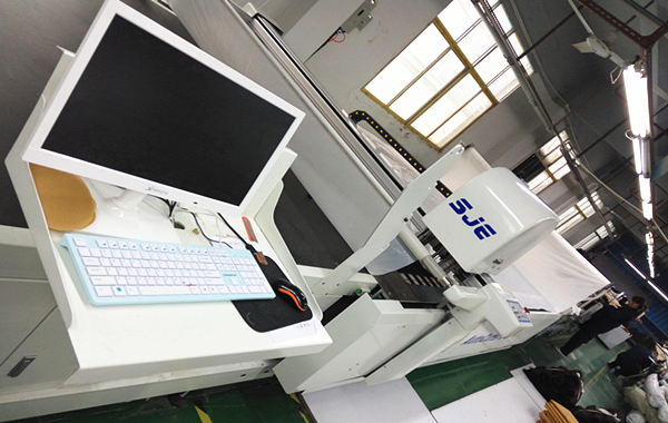 供應(yīng)用于皮革裁剪的皮革裁剪機(jī)廠家直銷，皮革裁剪機(jī)批發(fā)商，皮革裁剪機(jī)價(jià)格 皮革裁剪機(jī)廠家直銷定制裁床